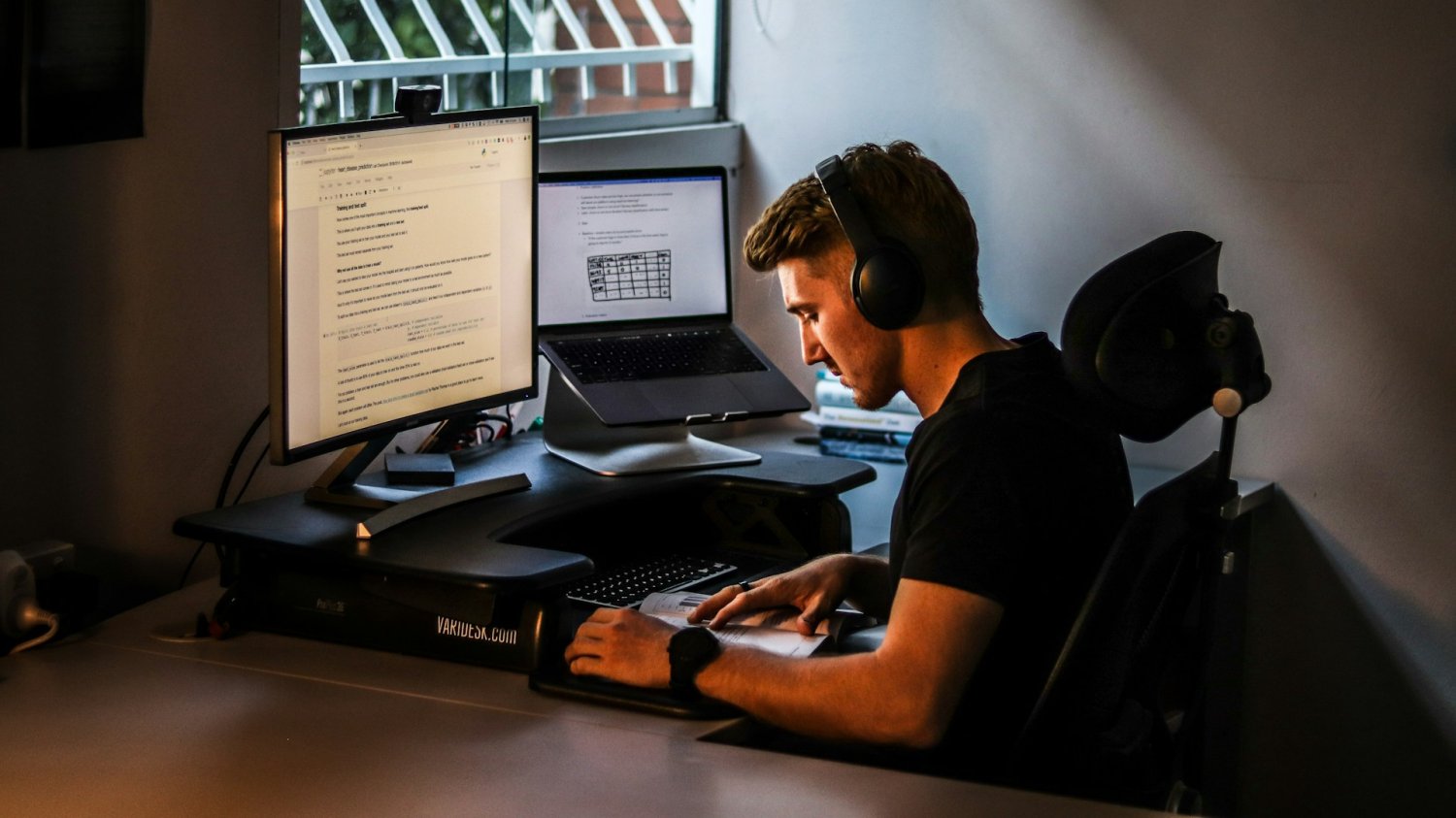 Niedługo posmakujesz uroków pracy/nauki zdalnej? A może już jakiś czas wiedziesz żywot na swoim home office, ale coś ci tu nie gra i bynajmniej to nie twój PC? Nasz poradnik z 5. wskazówkami pomoże ci się lepiej urządzić w tej rzeczywistości.