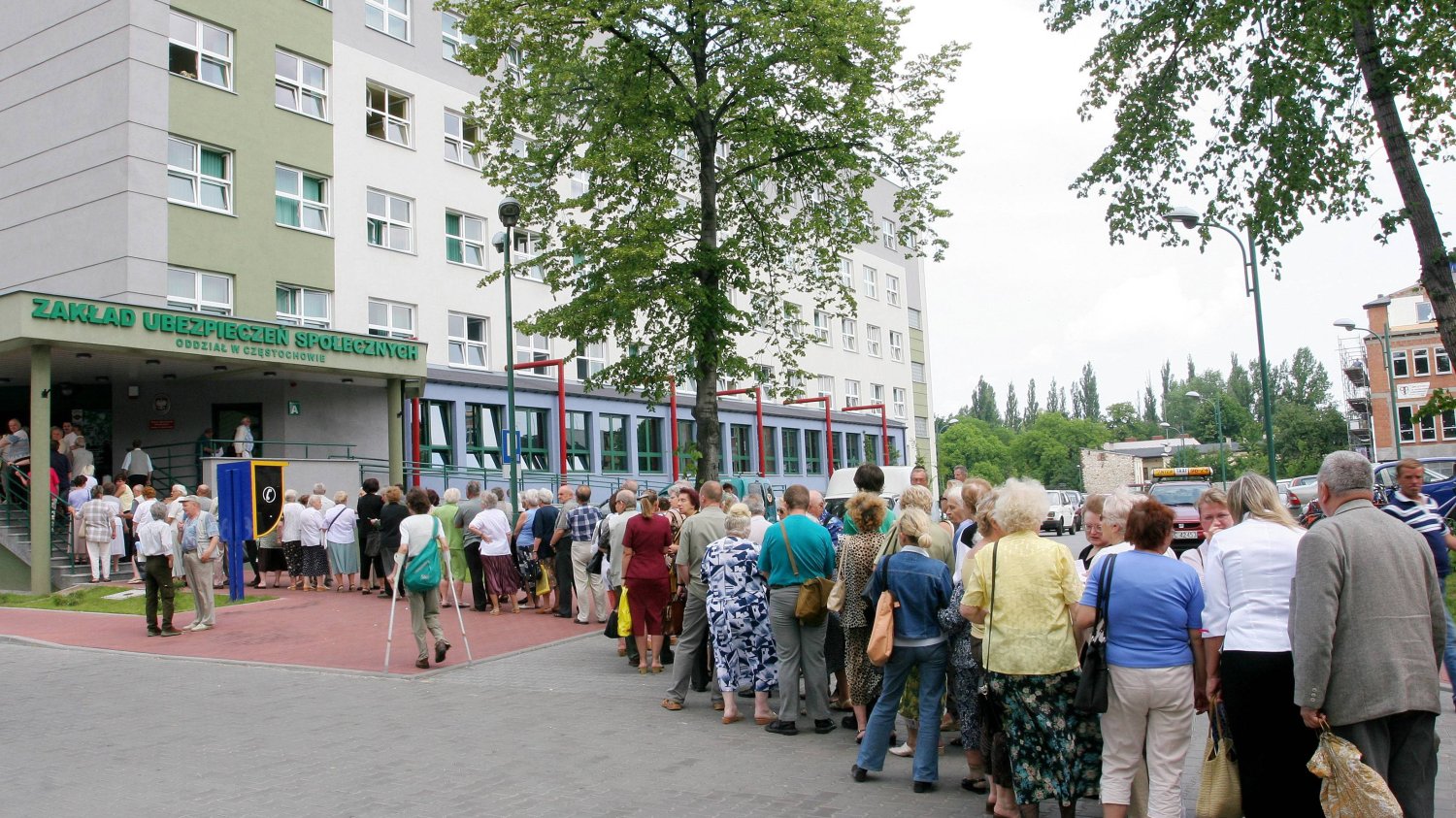 W ZUS w kolejkach najczęściej stoją emeryci i przedsiębiorcy. Dzięki nowoczesnym serwerom kolejki mają się zmniejszyć, a praca urzędników stać wydajniejsza.