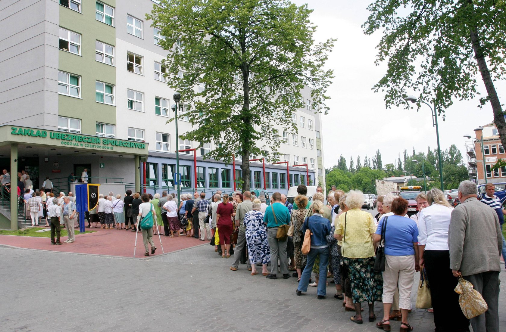 W ZUS w kolejkach najczęściej stoją emeryci i przedsiębiorcy. Dzięki nowoczesnym serwerom kolejki mają się zmniejszyć, a praca urzędników stać wydajniejsza.