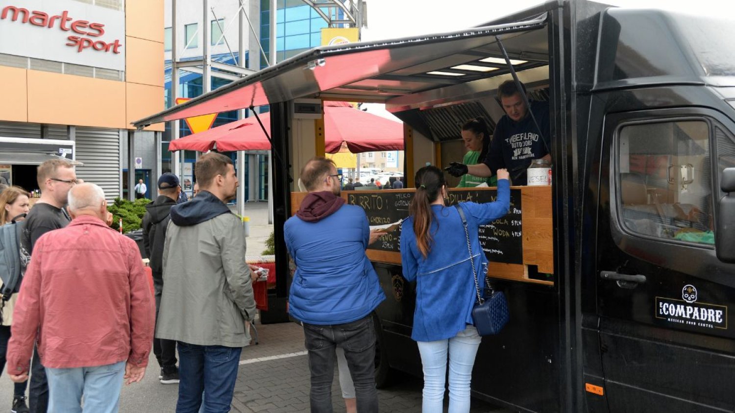 Lidl zainspirował się food truckami i do swojej oferty wprowadza street food.