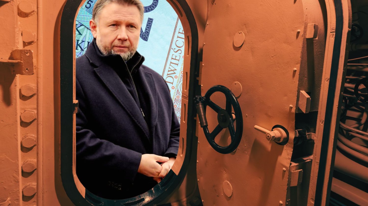Marcin Kierwiński na tle pieniędzy w drzwiach metalowego schronu. Schrony dla całej Polski. Koniec lat zaniedbań