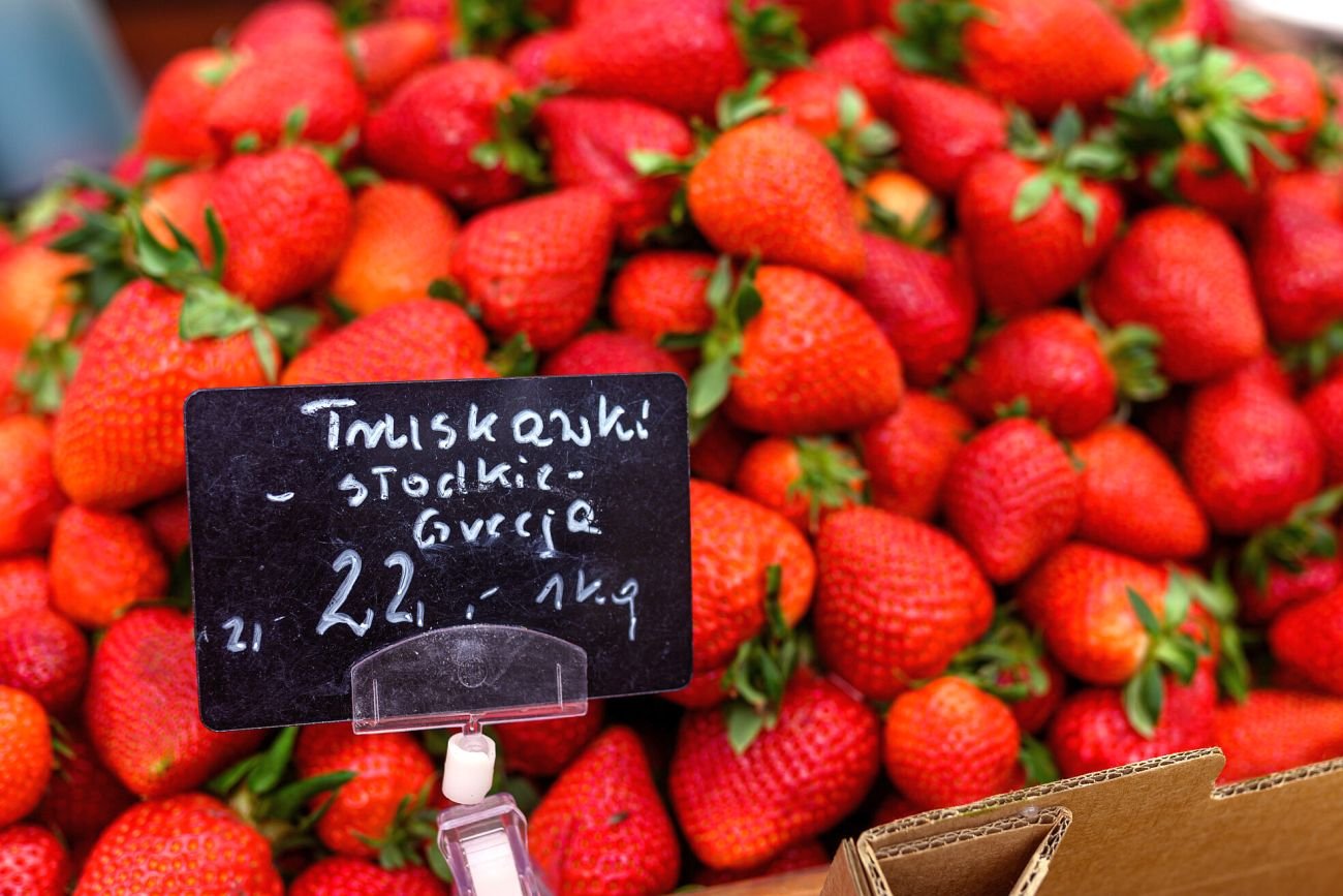 Wielu sprzedawców nie wykazuje się taką uczciwością i sprzedaje importowane truskawki jako polskie.