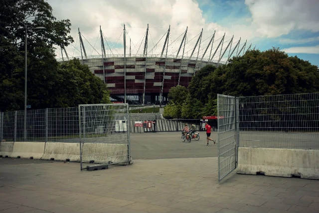 Ogrodzenie ustawione przed Stadionem Narodowym zostało zdemontowane, ale to jedyny środek bezpieczeństwa, który ubył po zakończeniu szczytu