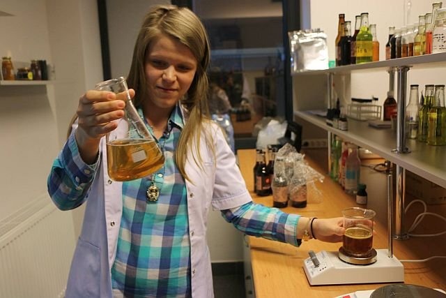 Olga Krakowiak z roztworem propolisu. Ten projekt nie zyskał uznania w oczach ekspertów z PARP