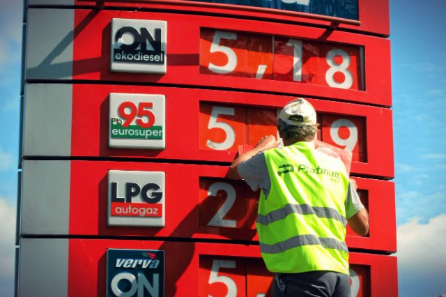 Wprowadzenie w życie tzw. opłaty drogowej odbije się na naszych kosztach produkcji, a, co za tym idzie, na cenach żywności - przekonują rolnicy i domagają się od ministerstwa rolnictwa dodatkowych dopłat z budżetu