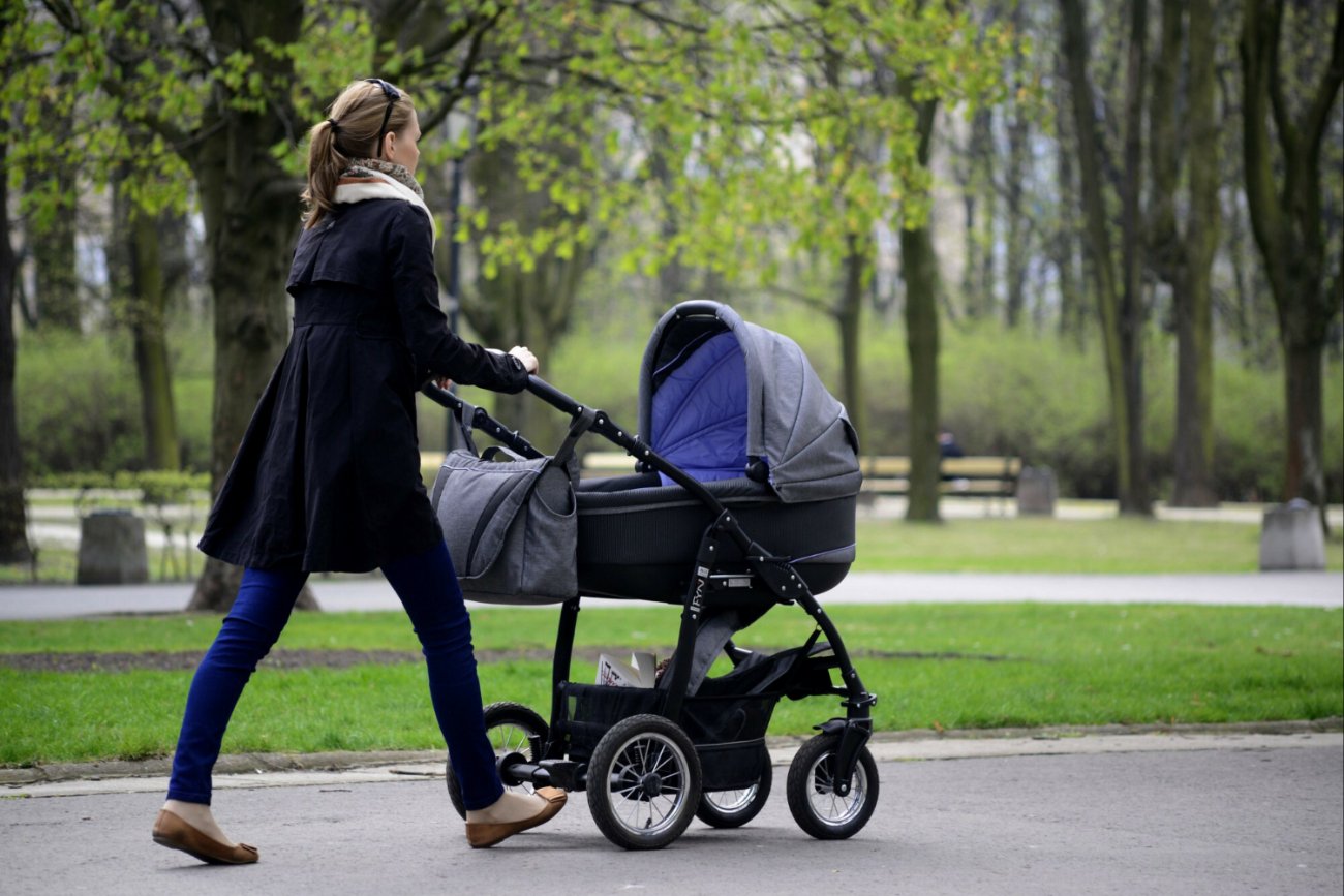 Matka z wózkiem na spacerze