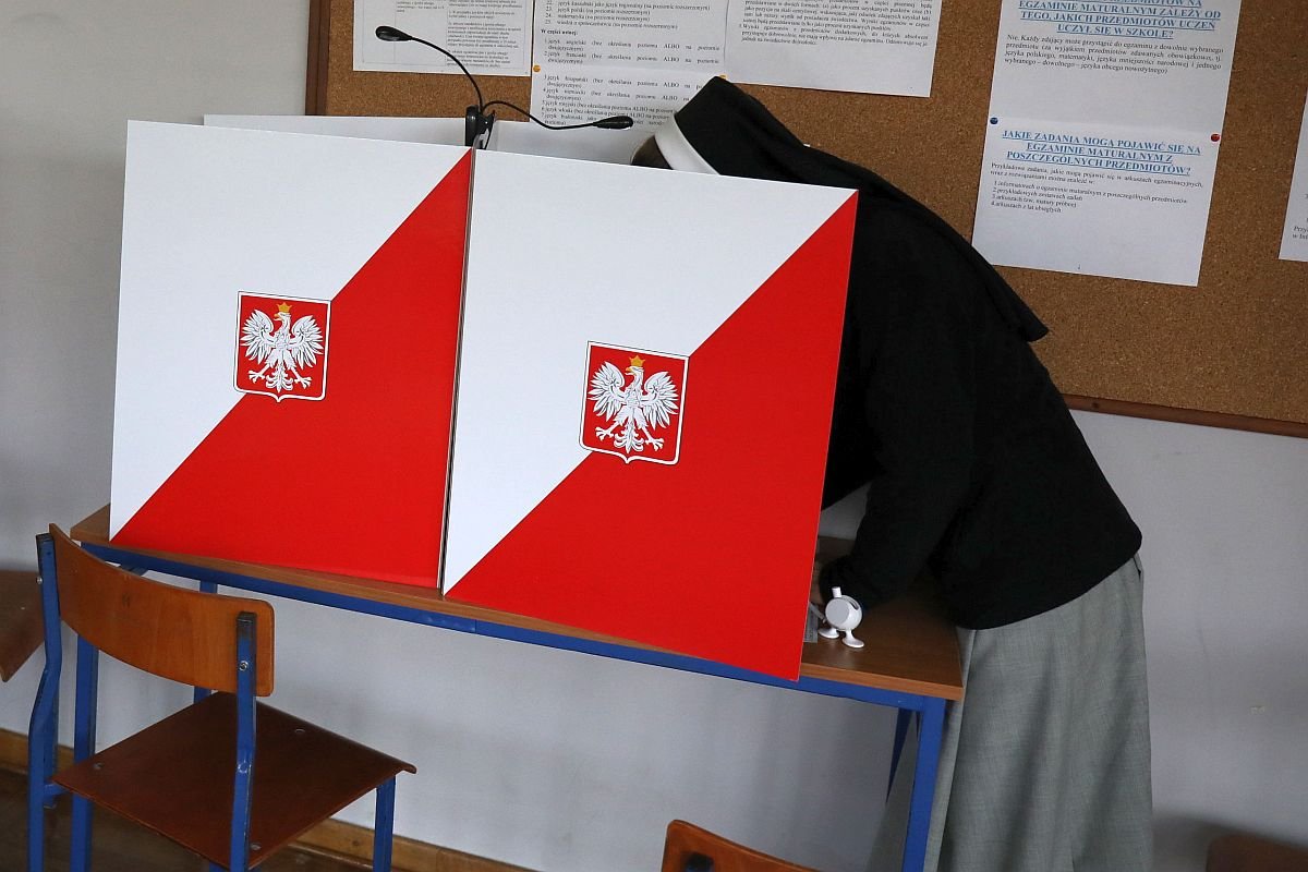 Aplikacja nie potwierdza tożsamości i komisja nie powinna dopuszczać do głosowania po okazaniu ekranu smartfona - uważają niektórzy prawnicy