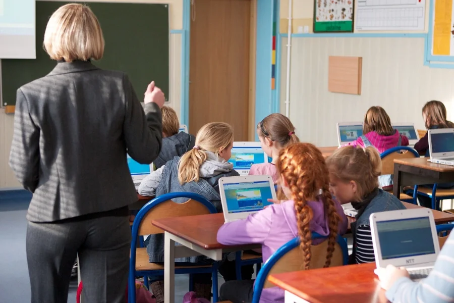 W oświacie są dziś tysiące wakatów. Nikt nie chce jednak pracować za 2-3 tys. zł miesięcznie. Nie ma zatem co liczyć na utalentowanych mentorów i przewodników dla dzieci.