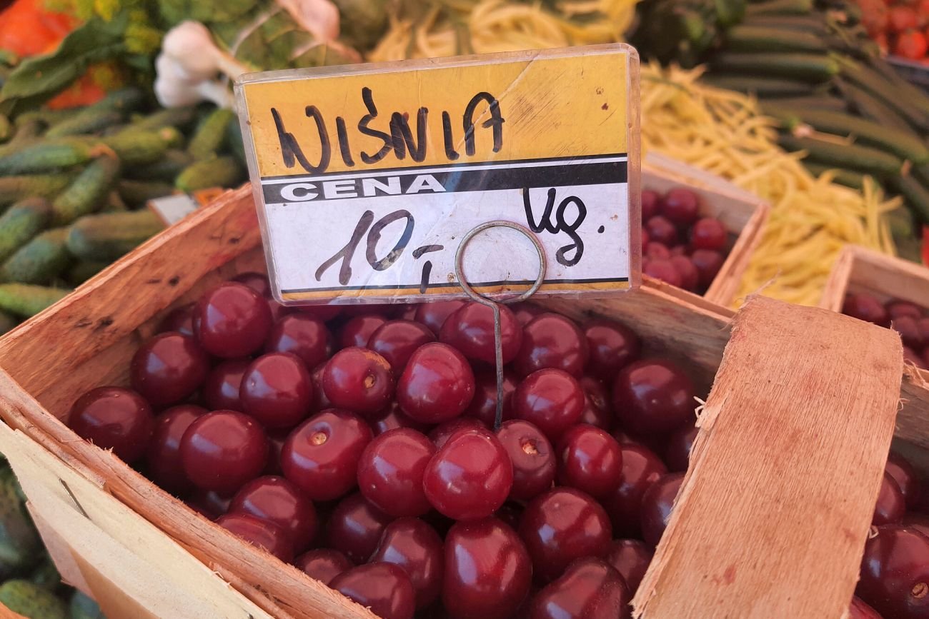 Na targowiskach płacimy za wiśnie kilka razy więcej, niż sadownik dostanie w skupie.