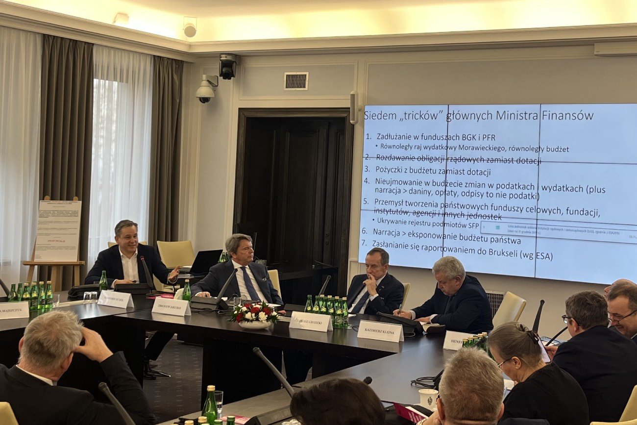 "7 trików głównych ministra finansów". Raport dr Dudka w Senacie