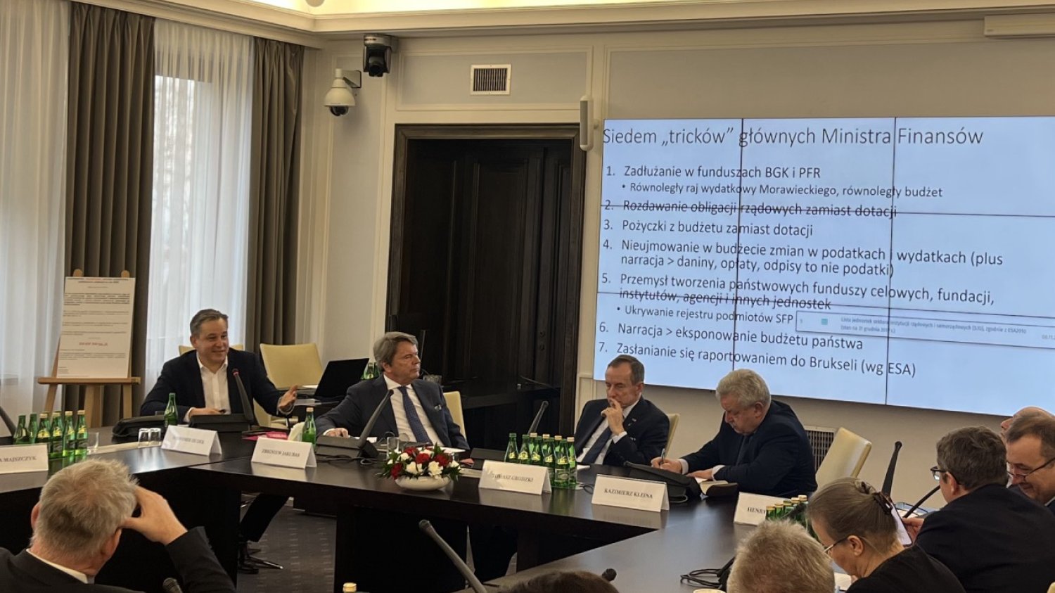 "7 trików głównych ministra finansów". Raport dr Dudka w Senacie