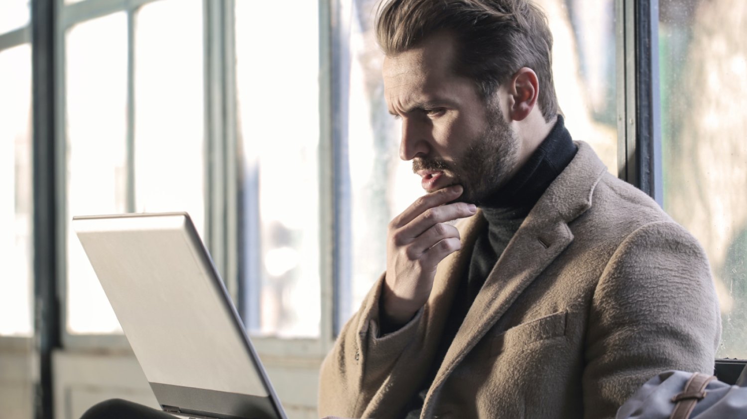 biznesmen patrzący w laptop
