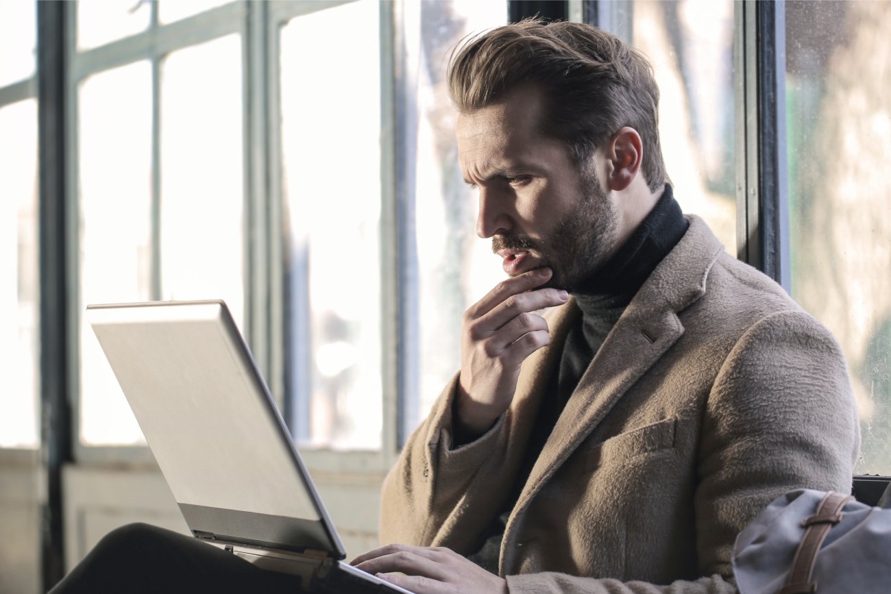 biznesmen patrzący w laptop