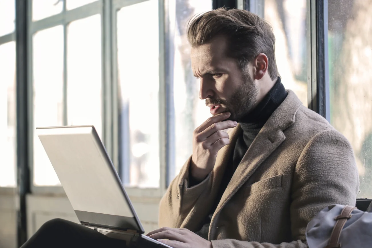 biznesmen patrzący w laptop