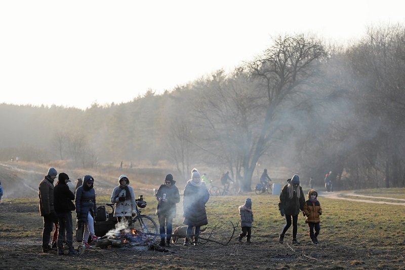 W Warszawie sezon na grille i ogniska dla niektórych rozpoczął się już w lutym. Tu Las Kabacki, 02.21.