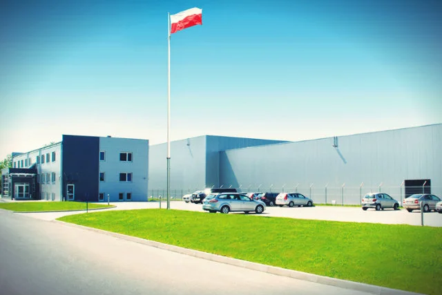 Biało-czerwona flaga powiewająca przed zakładem produkcyjnym w Krośnie pokazuje, że właściciel, Janusz Słabik, hasła gospodarczego patriotyzmu traktuje nad wyraz serio.