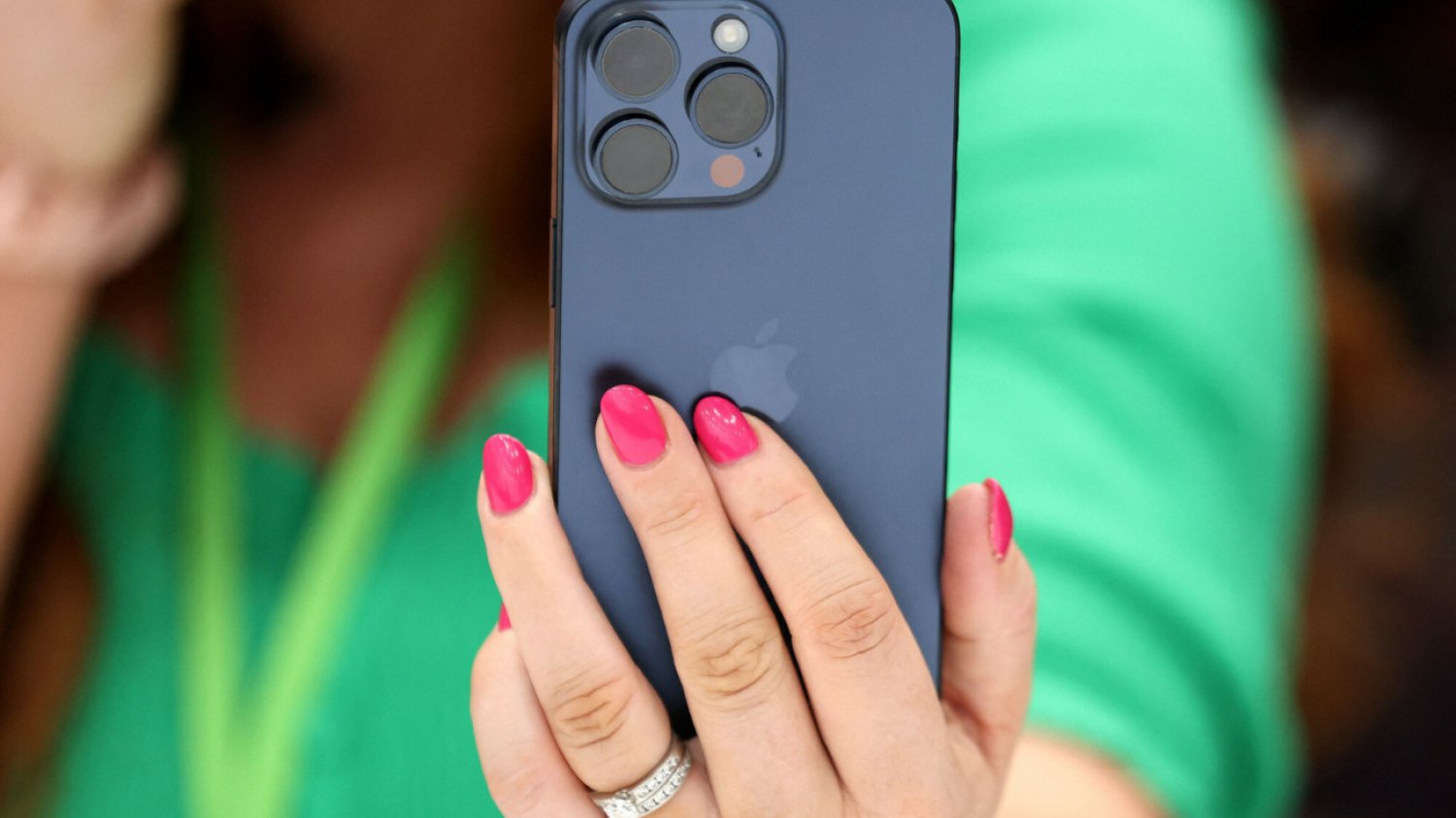 Apple nie zaprzeczyło, jednak twiedzi, że nagrania są jednak anonimowe. Firma publicznie przeprosiła za te praktyki i ogłosiła, że nie będzie już przechowywać nagrań głosowych swoich użytkowników.