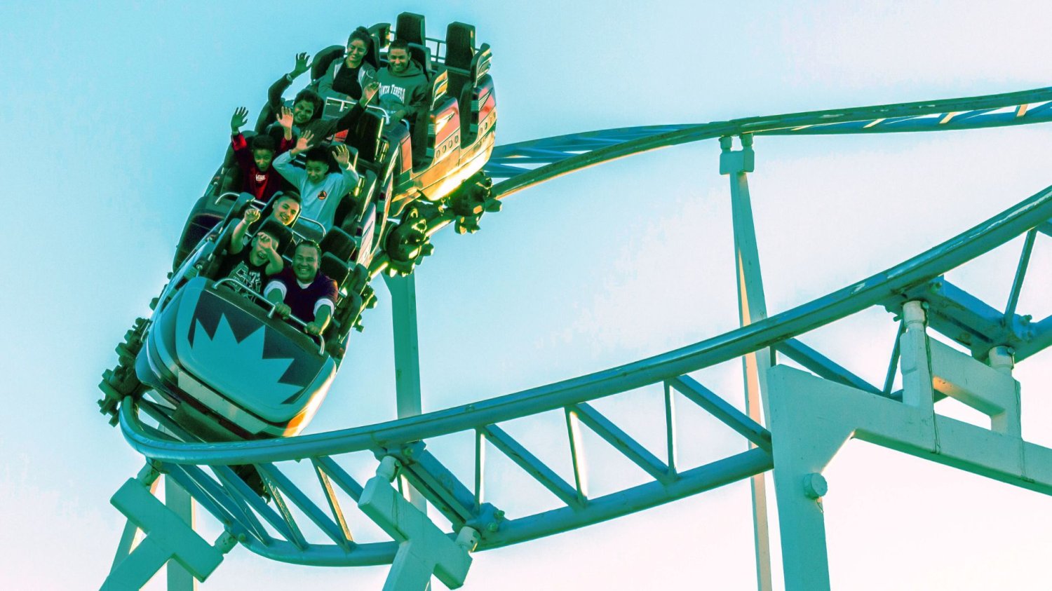 ludzie na rollercoasterze
