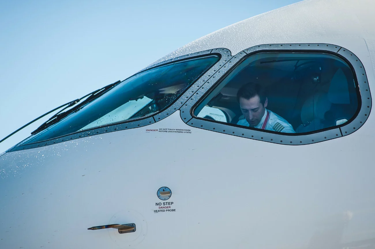 Ile zarabia pilot samolotu?