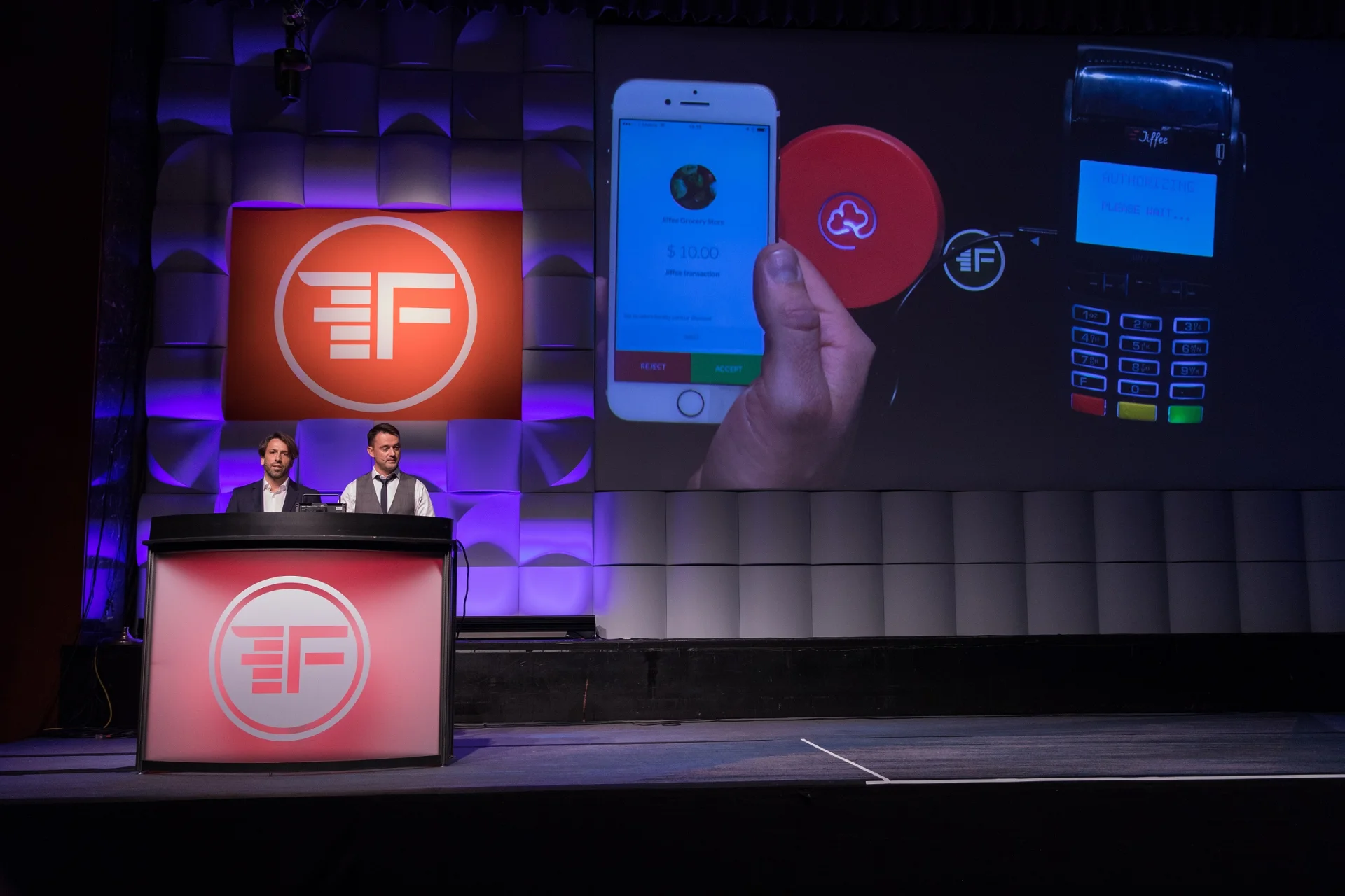 Wojciech Zatorski i Maciej Stępień z Braintri podczas prezentacji na konferencji Finovate 2017