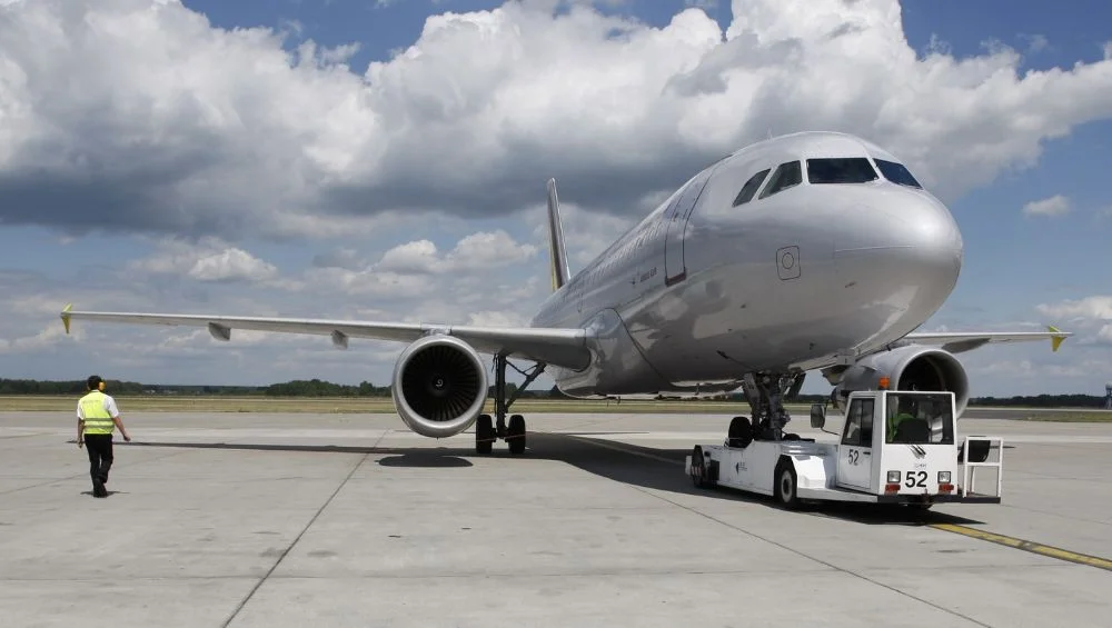 Założyciele Flymble zbierali na lot do Tajlandii. Kiedy mieli już odłożoną sumę, bilety zdrożały z 500 do 700 funtów.