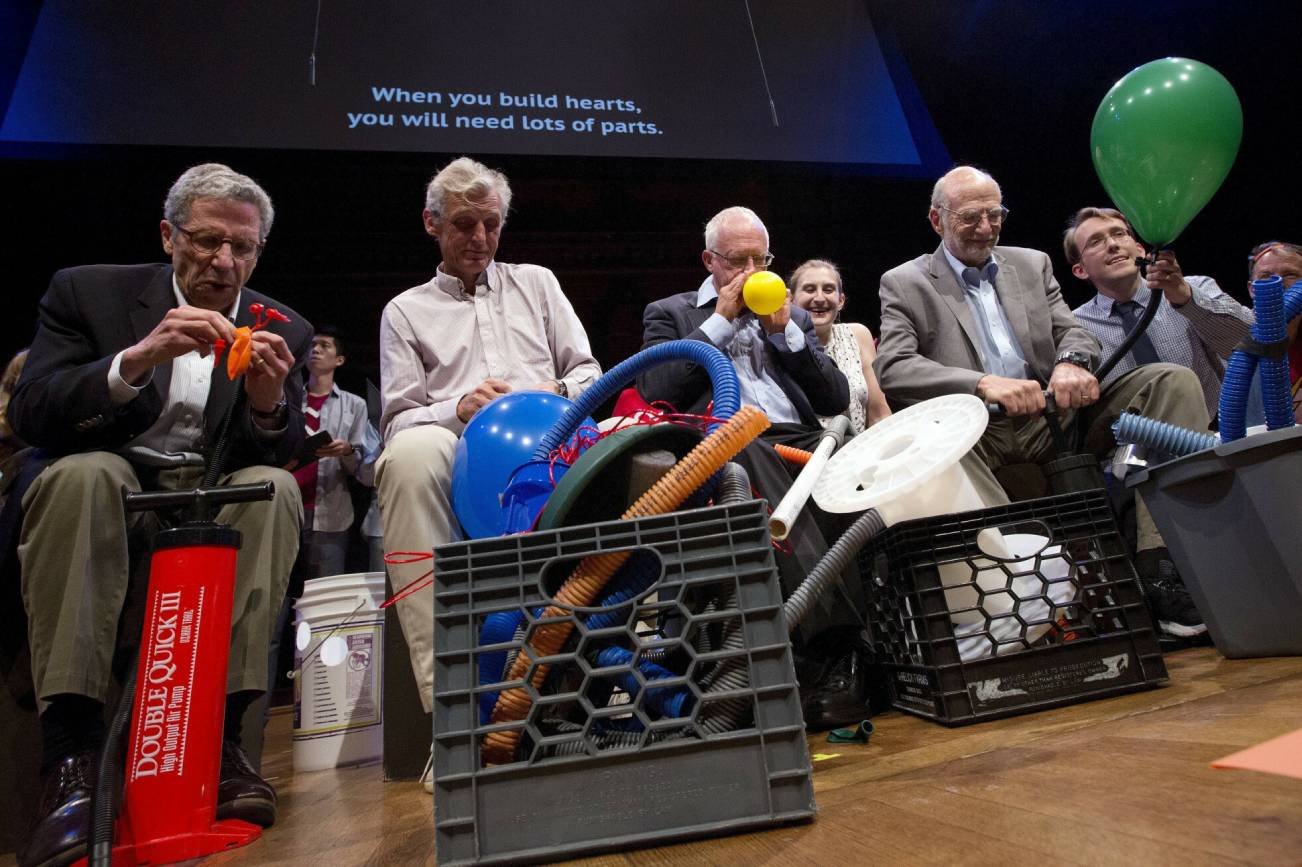 Tradycyjnie, Ig Noble wręczają laureaci nagrody Nobla.