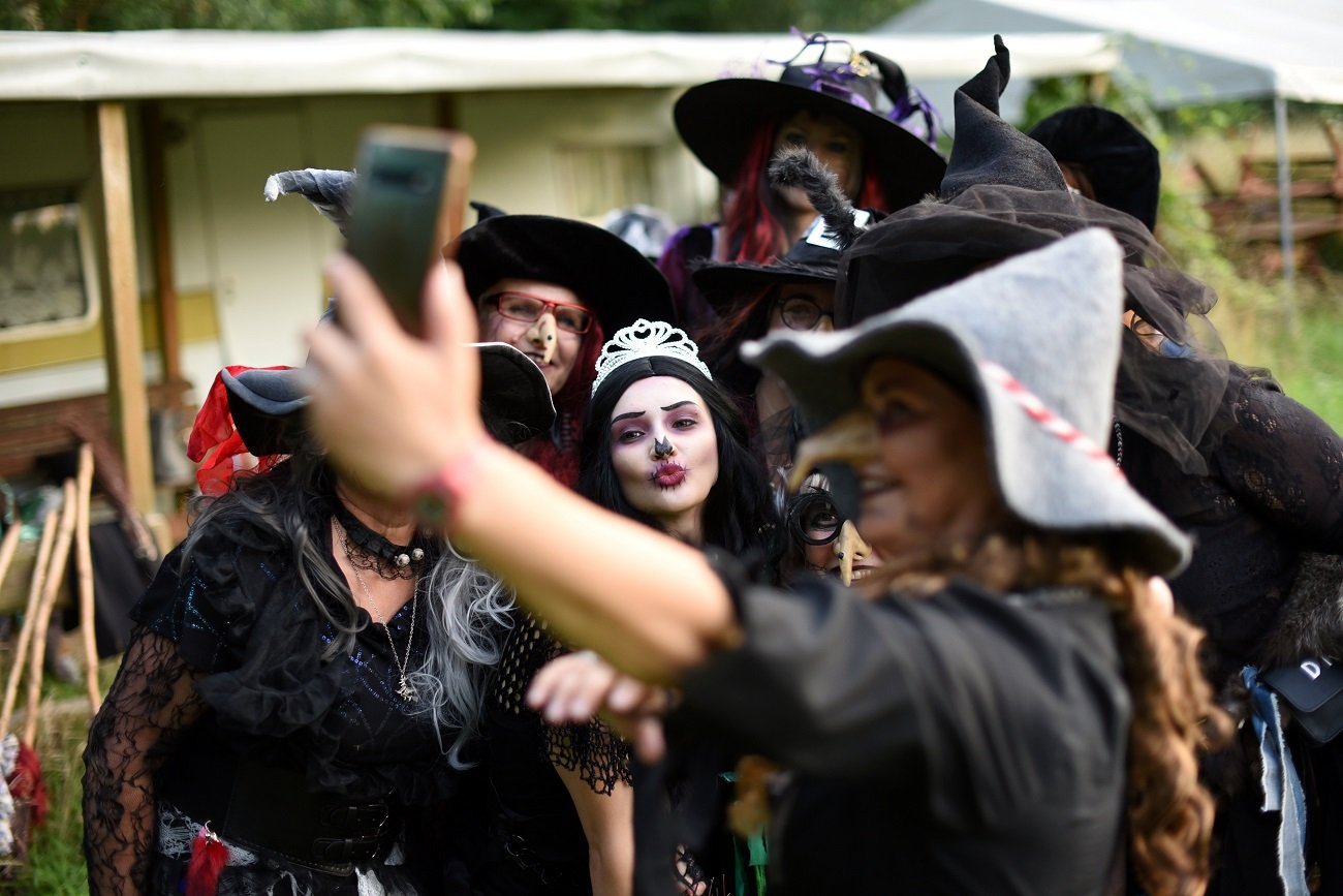 Członkinie zespołu "Wiedźmuchy".