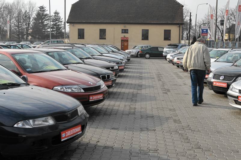 Kupno używanego samochodu z zagranicy to nadal podstawowy sposób zakupu auta w Polsce.