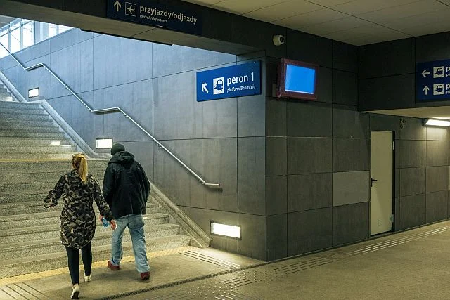 – PKP zapowiada udostępnianie informacji pasażerom w czasie rzeczywistym, za pomocą tablic i aplikacji mobilnej. Korzystanie z niej ma ułatwić publicznie dostępny, szybki Internet na dworcach i w pociągach.
