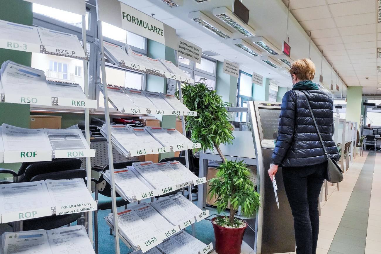 Kobieta w ZUS.
