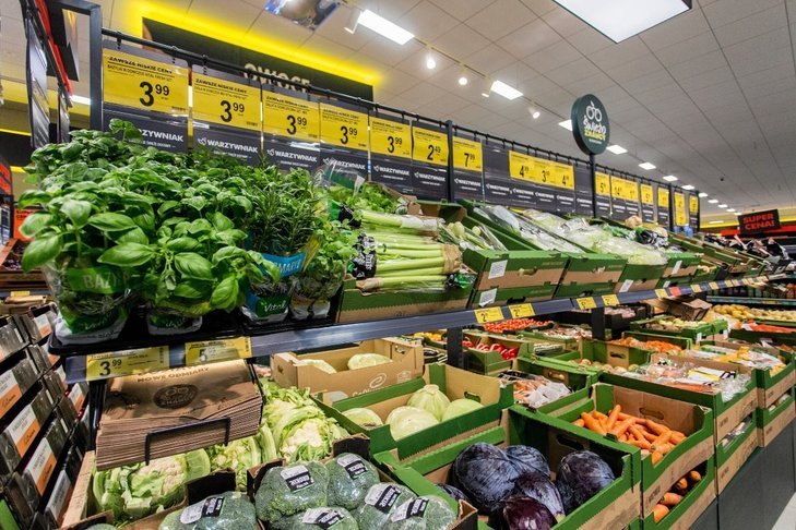 UOKiK zarzuca Biedronce, że wprowadza klientów w błąd co do kraju pochodzenia sprzedawanych owoców i warzyw.