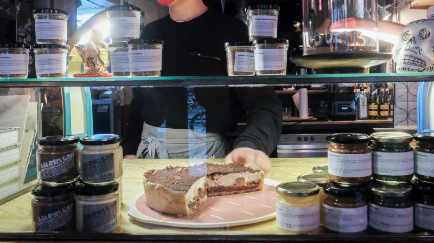 Restauracje otwierają się na gości, co szybko kończy się kontrolą sanepidu.