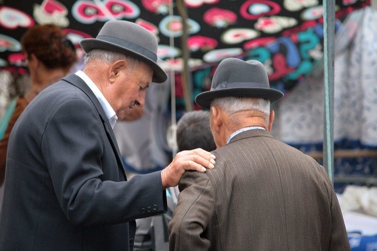 Najbardziej wykluczeni cyfrowo są najstarsi mieszkańcy wsi i małych miasteczek