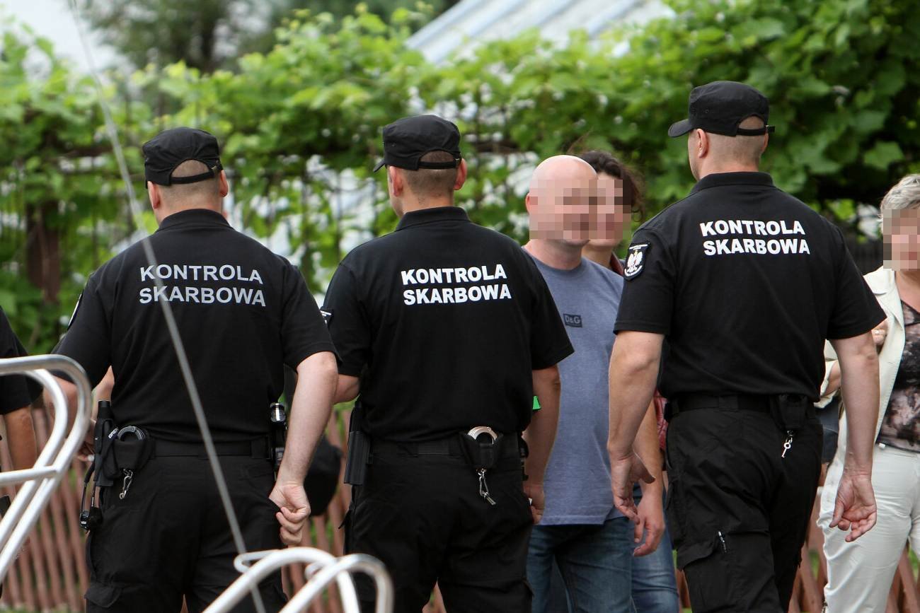 funkcjonariusze skarbówki