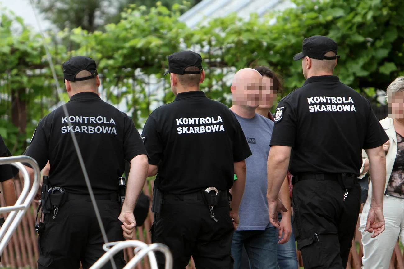 funkcjonariusze skarbówki