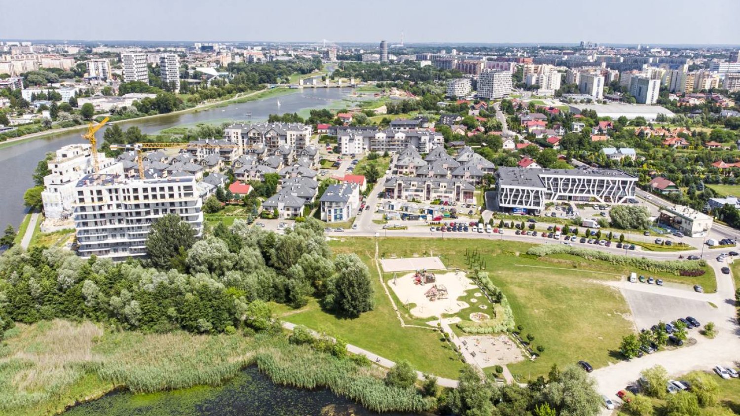 Widok z lotu ptaka na bloki mieszkalne