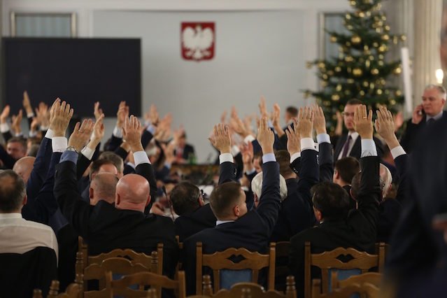 Wczorajsza noc, pomimo grudniowej pogody, była w sejmie wyjątkowo gorąca.