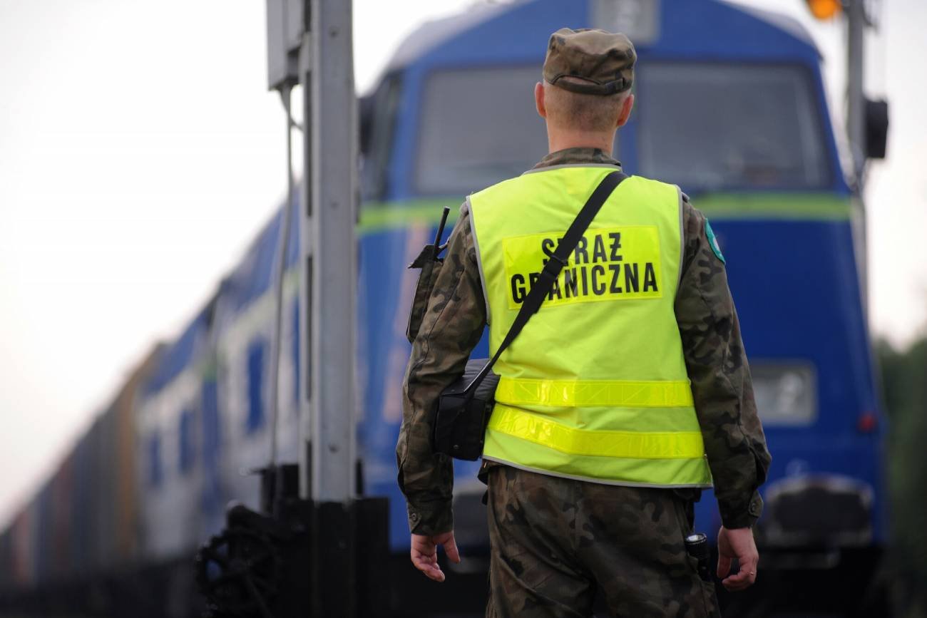 Strażnik graniczny kontroluje pociąg PKP Cargo