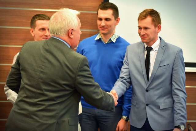 Pierwszy Hackaton NATO wygrał zespół polskich oficerów: ppor. Marcin Cieślewicz, ppor. Marcin Perka oraz ppor. Artur Stachurski z Resortowego Centrum Zarządzania Projektami Informatycznymi w Warszawie