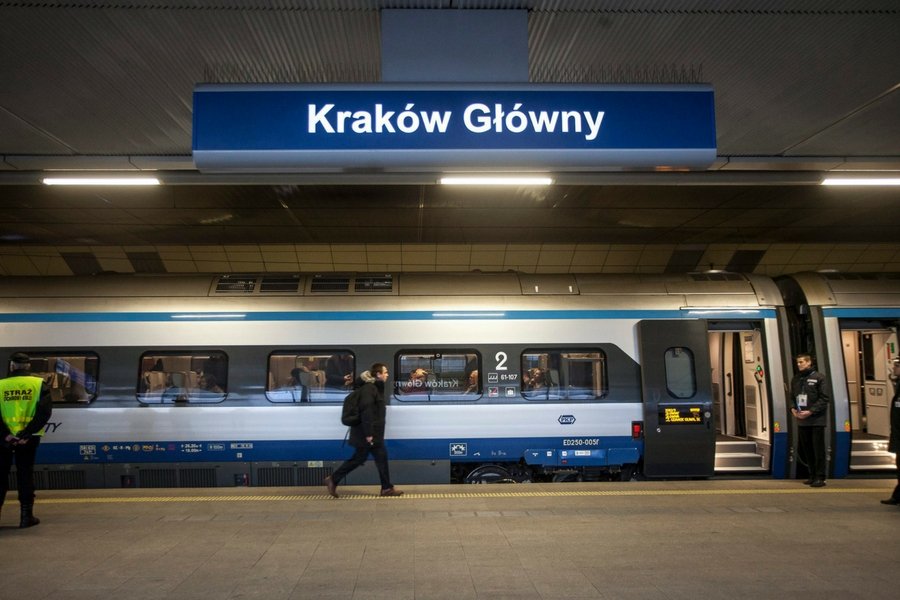Pociąg, w którym doszło do dramatycznych wydarzeń, kursuje na trasie Kraków-Kołobrzeg.