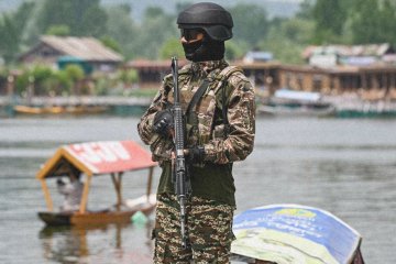 Indyjski paramilitarny strażnik strzegący brzegu jeziora Dal.