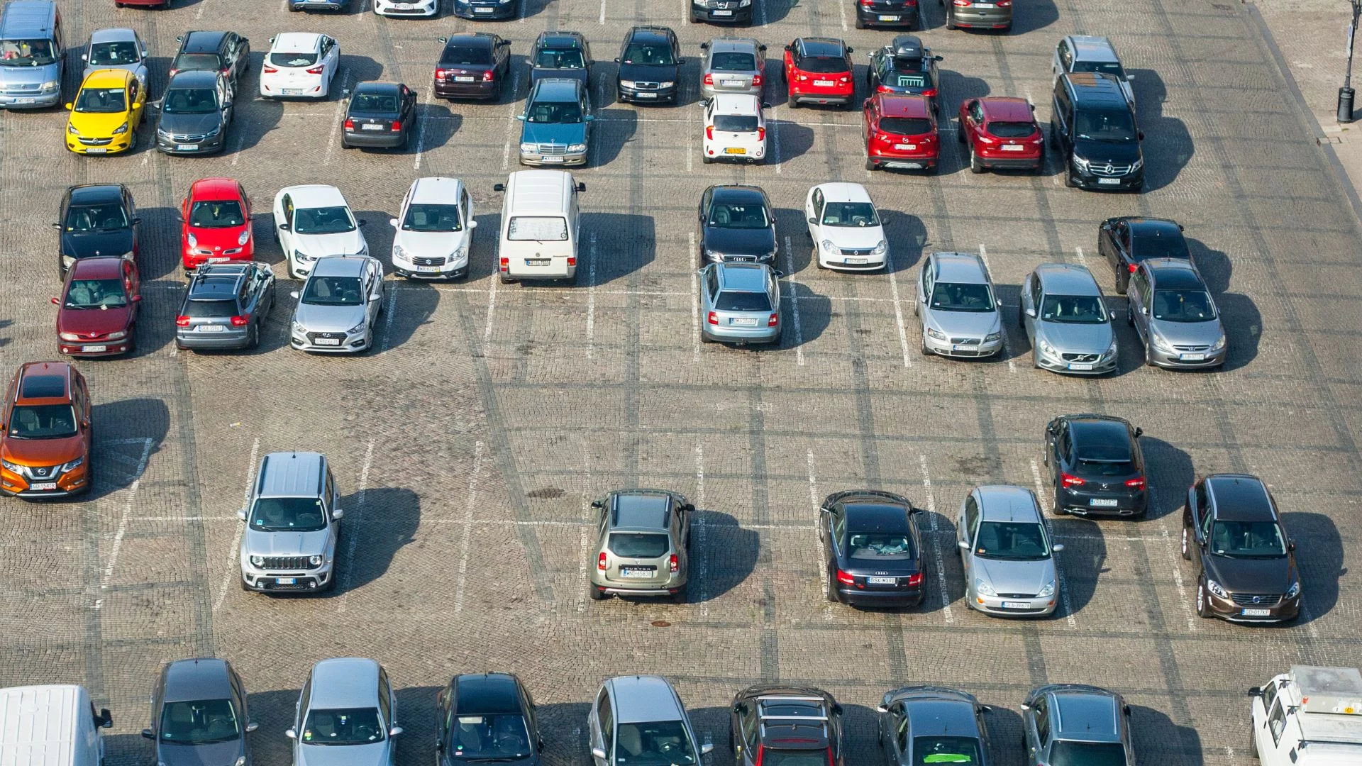 Samochody na parkingu.