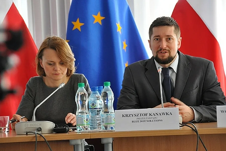 Wiceminister rozwoju Jadwiga Emilewicz oraz dr Krzysztof Kanawka podczas ogłoszenia naboru do akceleratora Space3.ac.