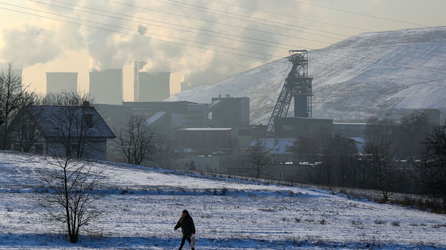 Śląsk się zapada, rzeki mamy zatrute wodami z kopalni, metan ucieka do atmosfery. To prawdziwy rachunek za wydobycie węgla. Na zdjęciu: KWK Bolesław Śmiały i Elektrownia Łaziska