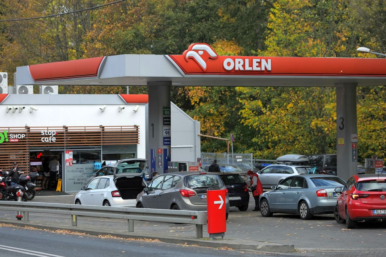 To, że większość tankujących aut jest na czeskich blachach, nikogo na przygranicznych stacjach nie dziwi
