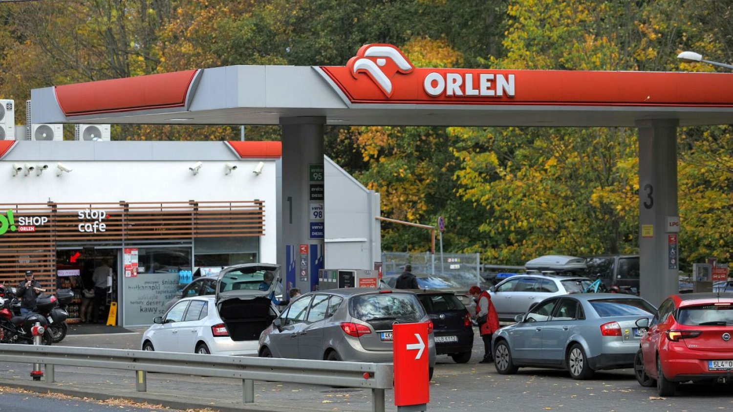 To, że większość tankujących aut jest na czeskich blachach, nikogo na przygranicznych stacjach nie dziwi