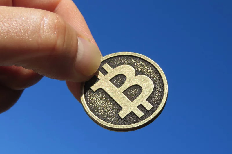 Bitcoin w polskiej Ambasadzie rozbił się o... pieniądz