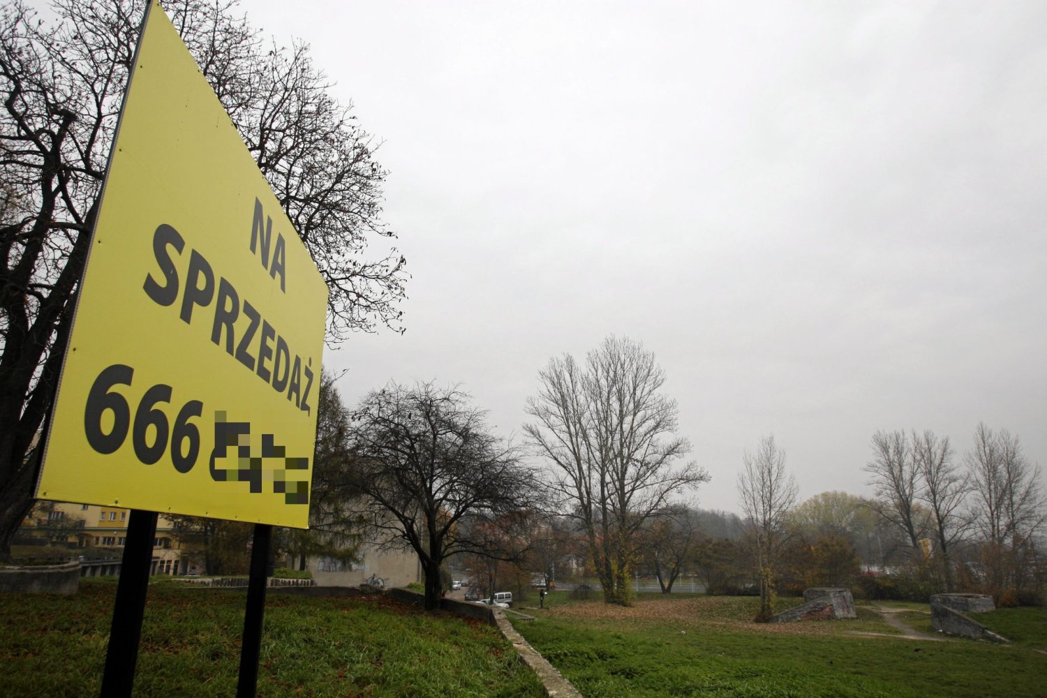 Przy sprzedaży działki trzeba uważać na podatek dochodowy.