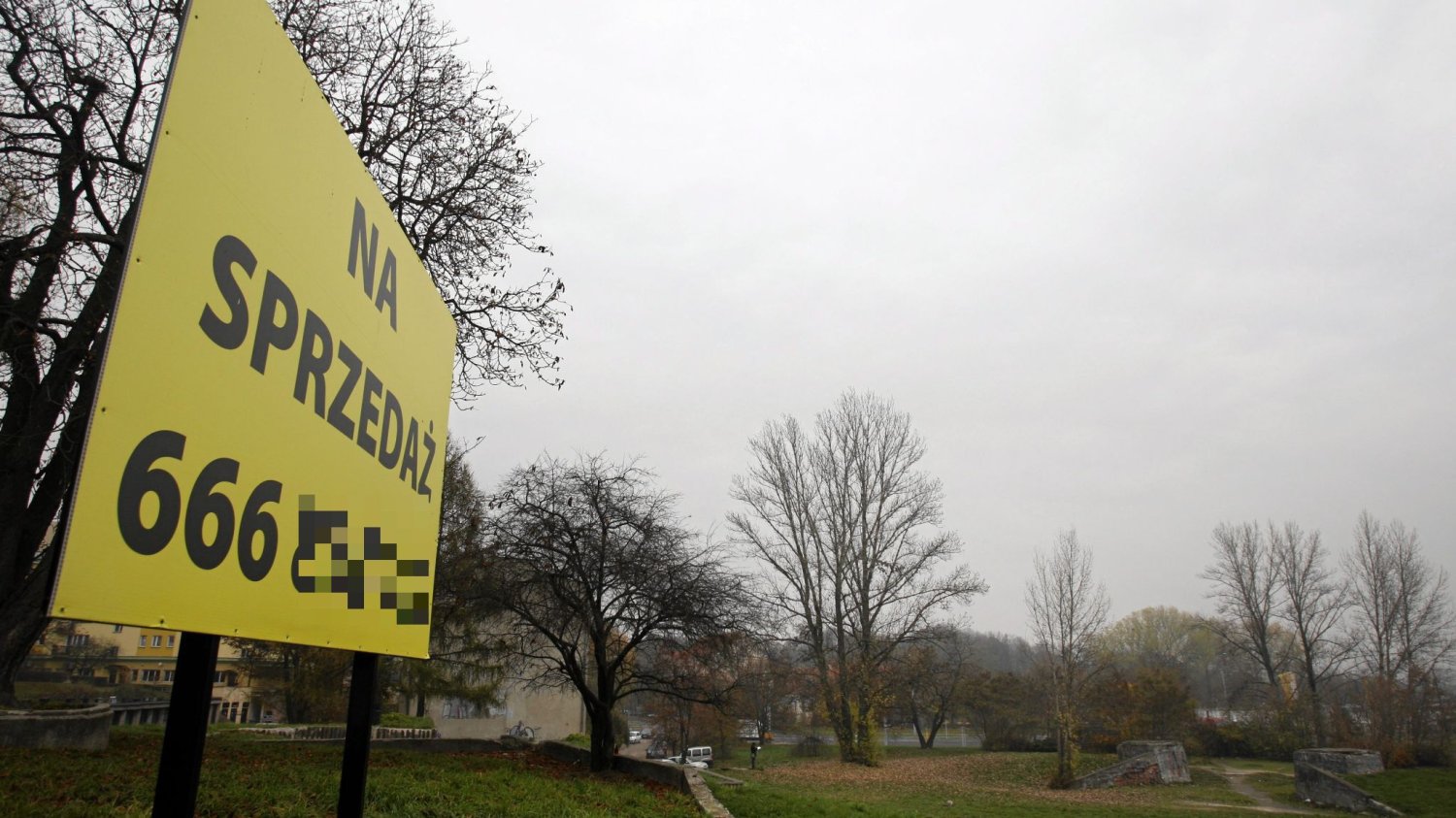 Przy sprzedaży działki trzeba uważać na podatek dochodowy.