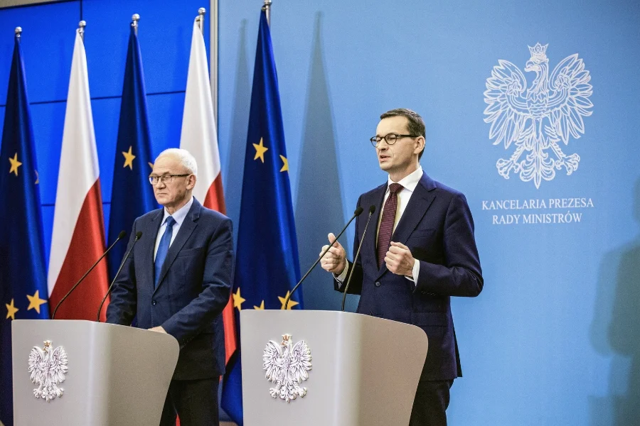 Minister energii Krzysztof Tchórzewski i premier Mateusz Morawiecki. Rząd w Warszawie na niejednym polu może się spierać z UE.